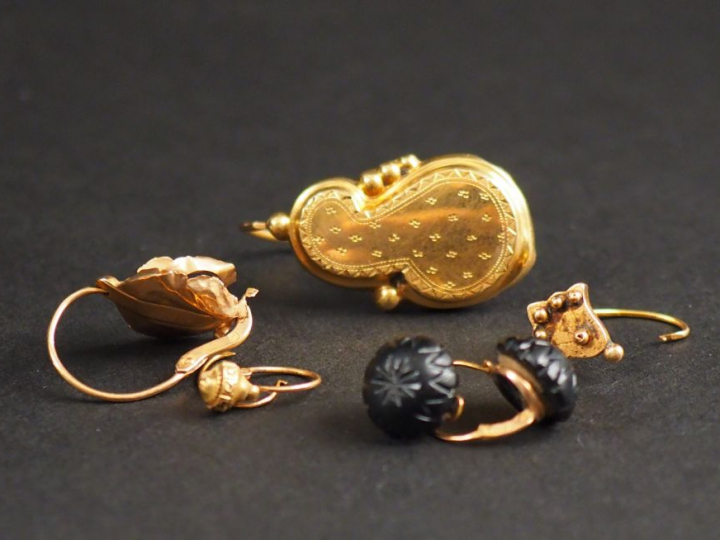 Ensemble comprenant :  - quatre différents perces oreilles en or jaune