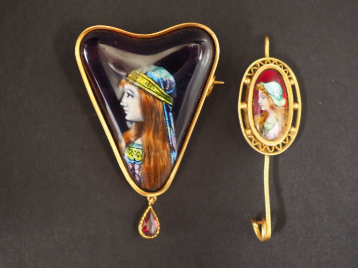 Ensemble comprenant :  - une broche en or jaune, ornée d'un émail figu