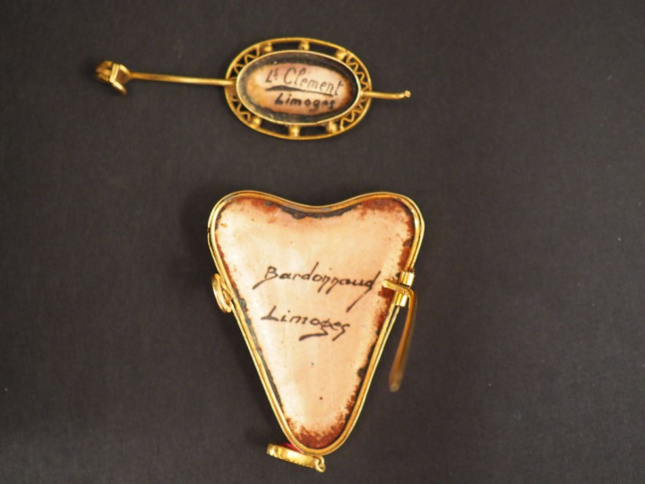 Ensemble comprenant :  - une broche en or jaune, ornée d'un émail figu