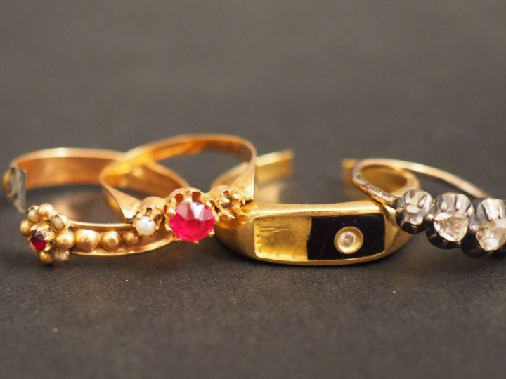 Ensemble comprenant :  - une bague en or jaune et émail noir, orné d'u