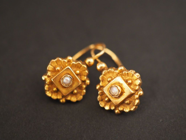 Paire de perces oreilles en or jaune et perle.  Poids tel. 1,12 g