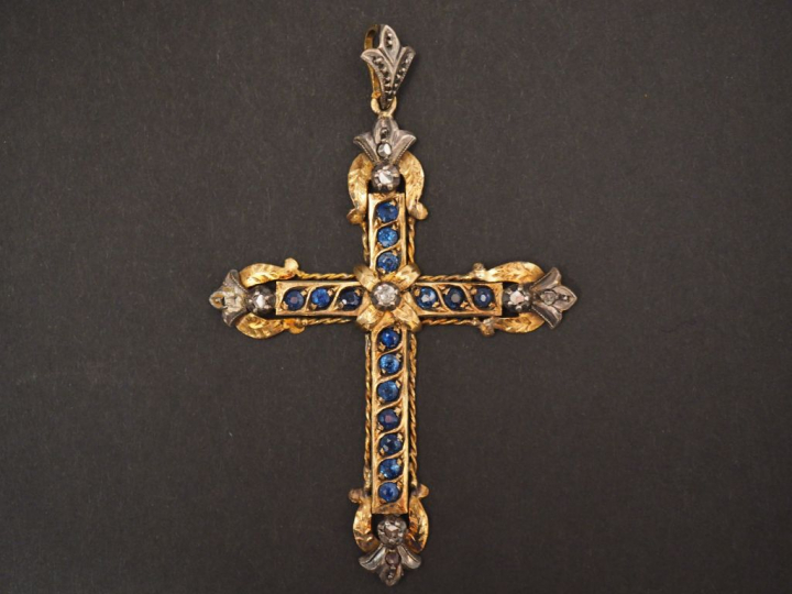 Pendentif Napoléon III  en forme de crucifix en vermeil et argent, ser