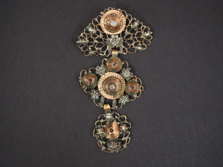 Pendentif articulé en vermeil, serti d'une petite rose en son centre. 