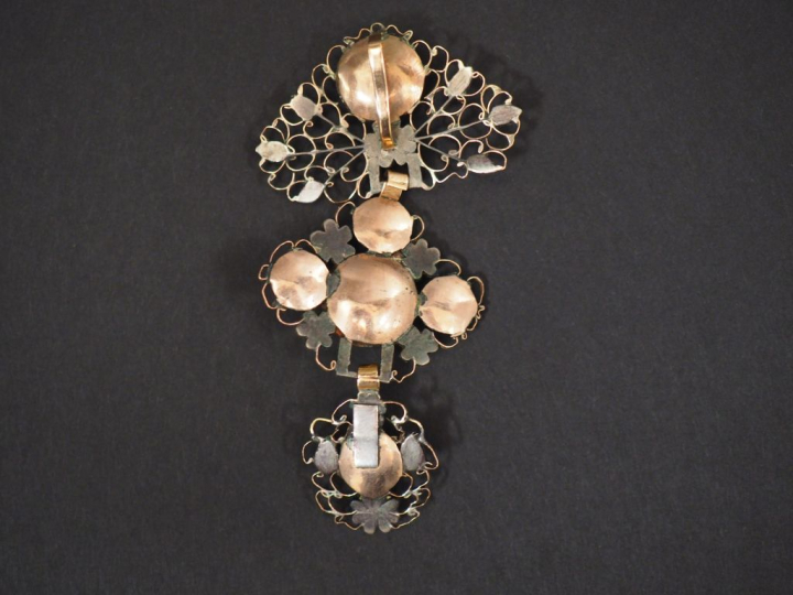 Pendentif articulé en vermeil, serti d'une petite rose en son centre. 