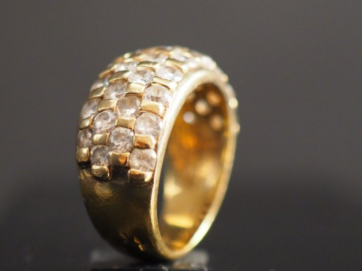 Bague jonc en vermeil sertie de pierres à l'imitation du diamant. TDD.