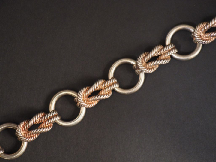 HERMES.  Bracelet à décor d'anneaux et de nœuds marins alternés.  Sign