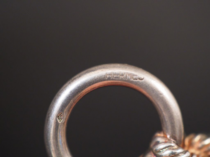 HERMES.  Bracelet à décor d'anneaux et de nœuds marins alternés.  Sign
