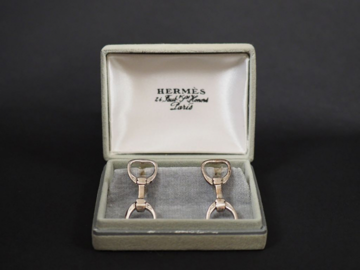 HERMES. Paire de boutons de manchettes en argent, en forme d'étriers. 