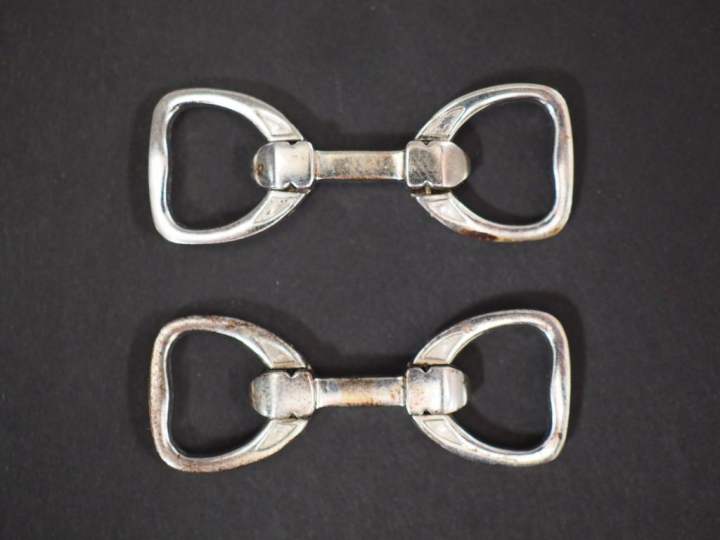 HERMES. Paire de boutons de manchettes en argent, en forme d'étriers. 