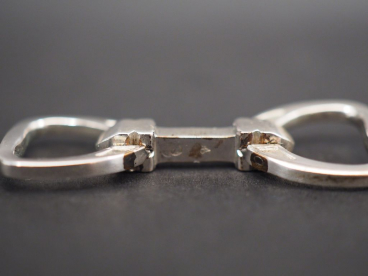 HERMES. Paire de boutons de manchettes en argent, en forme d'étriers. 