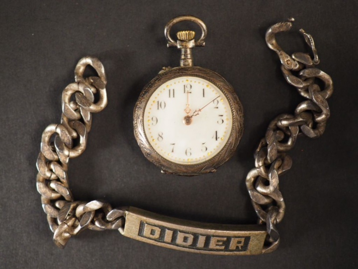 Ensemble comprenant :  - une gourmette en argent, marquée Didier. (fer