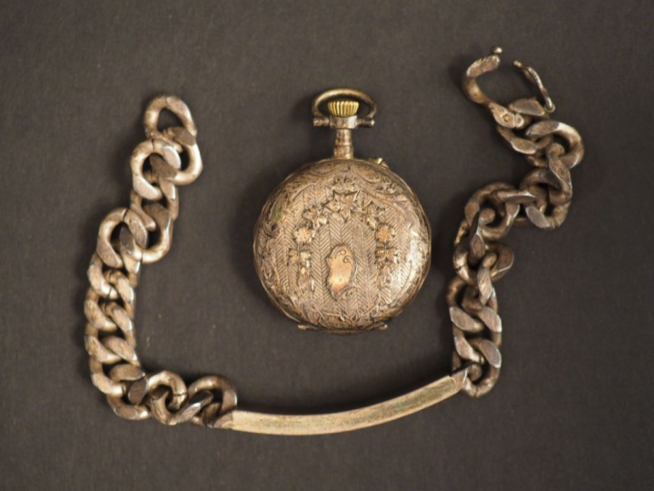 Ensemble comprenant :  - une gourmette en argent, marquée Didier. (fer