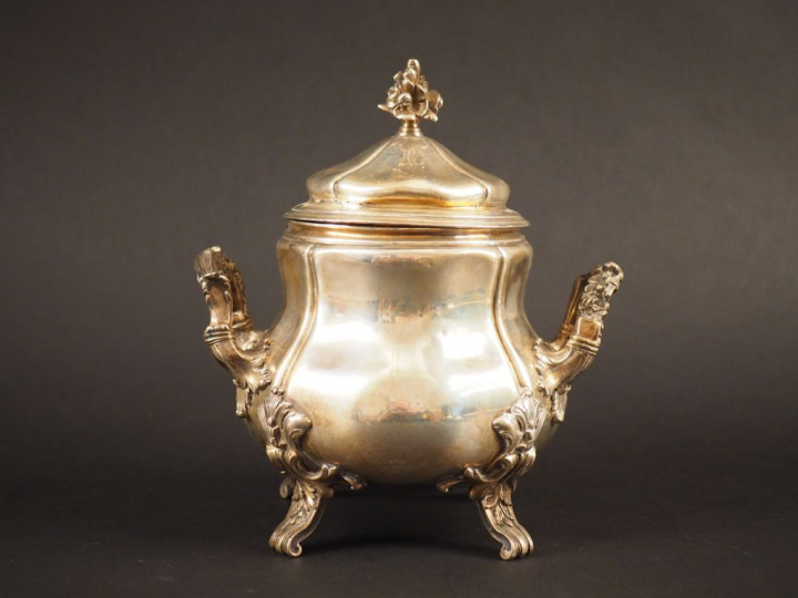Sucrier Napoléon III de style rocaille en argent, poinçon Minerve, à d