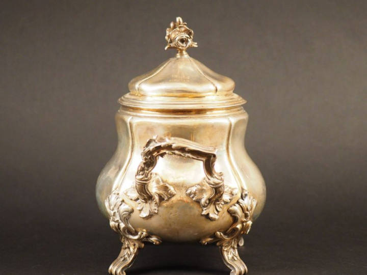 Sucrier Napoléon III de style rocaille en argent, poinçon Minerve, à d