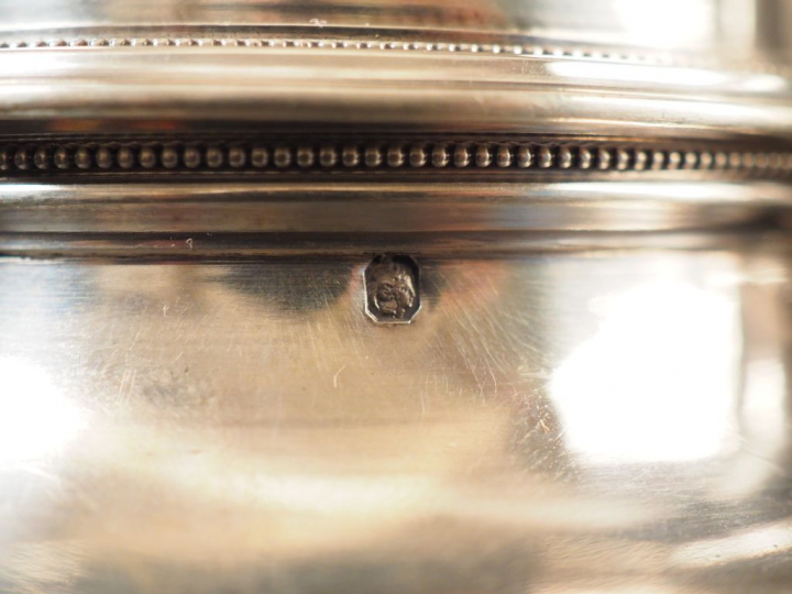 Théière et sucrier de style Louis XVI en argent, poinçon Minerve, à dé