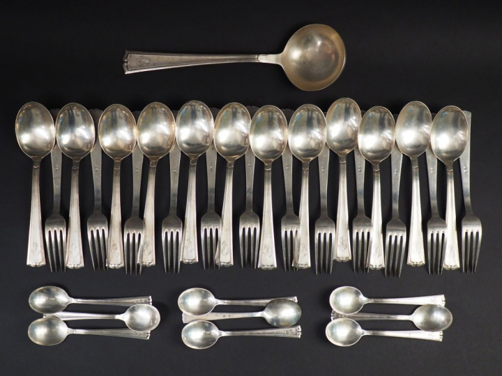 Partie de ménagère en argent 916. Comprenant :  - douze grands couvert