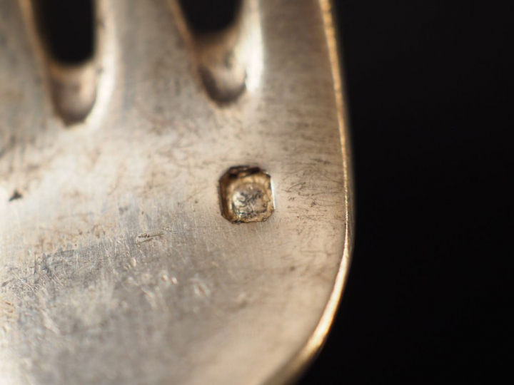 Suite de six grands couverts en argent, poinçon Minerve, modèle à fleu