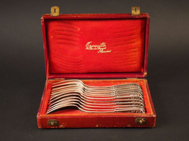 Suite de six grands couverts en argent, poinçon Minerve, modèle à fleu