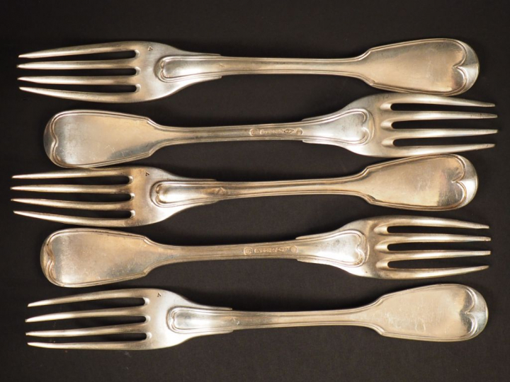 Suite de 5 fourchettes en argent, modèle à filet. M.O : BUTTNER Poids.
