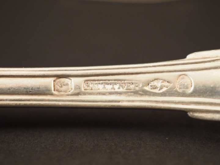 Suite de 5 fourchettes en argent, modèle à filet. M.O : BUTTNER Poids.