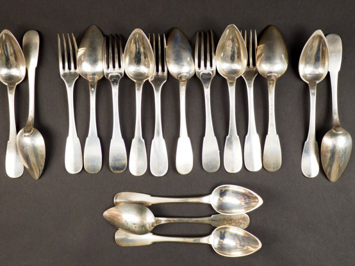 Suite de cinq grands couverts et sept grandes cuillères en argent, poi