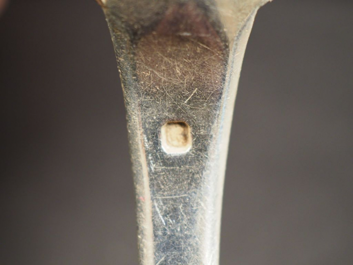 Suite de cinq grands couverts et sept grandes cuillères en argent, poi