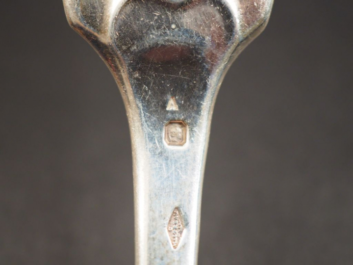 Suite de cinq grands couverts et sept grandes cuillères en argent, poi