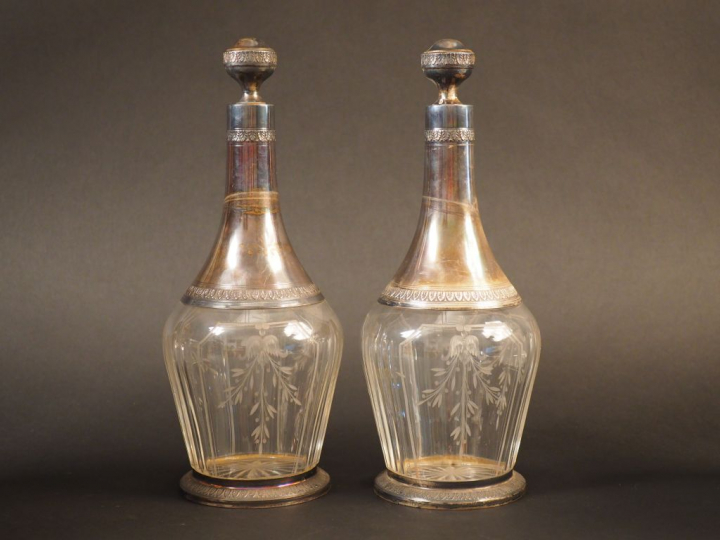 Paire de flacons de style Louis XVI en cristal et argent, poinçon Mine