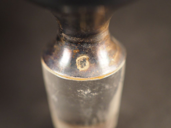 Paire de flacons de style Louis XVI en cristal et argent, poinçon Mine