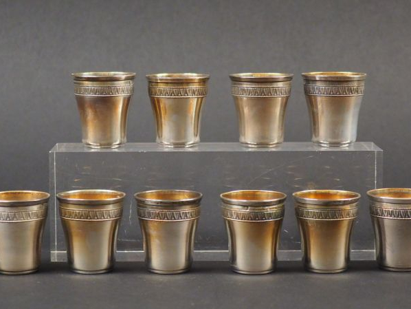 Suite de douze verres à liqueur de style Louis XVI en argent, poinçon 
