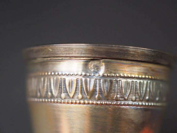 Suite de douze verres à liqueur de style Louis XVI en argent, poinçon 