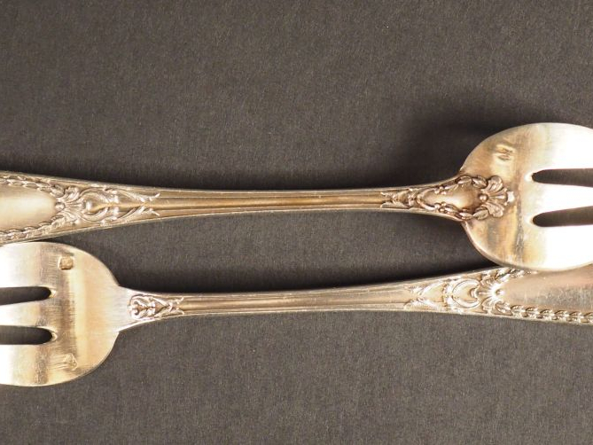 Suite de douze fourchettes à huitre de style Louis XVI en argent, poin