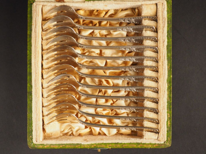 Suite de douze fourchettes à huitre de style Louis XVI en argent, poin