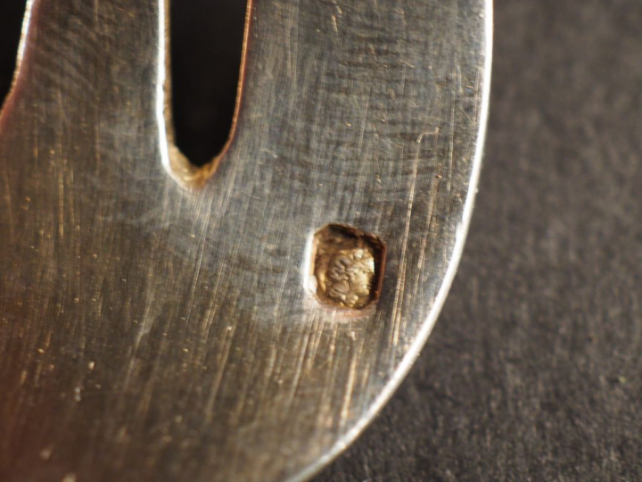 Suite de douze fourchettes à huitre de style Louis XVI en argent, poin