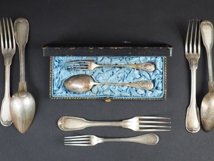 Ensemble comprenant : - un couvert d'enfant en argent, poinçon Minerve