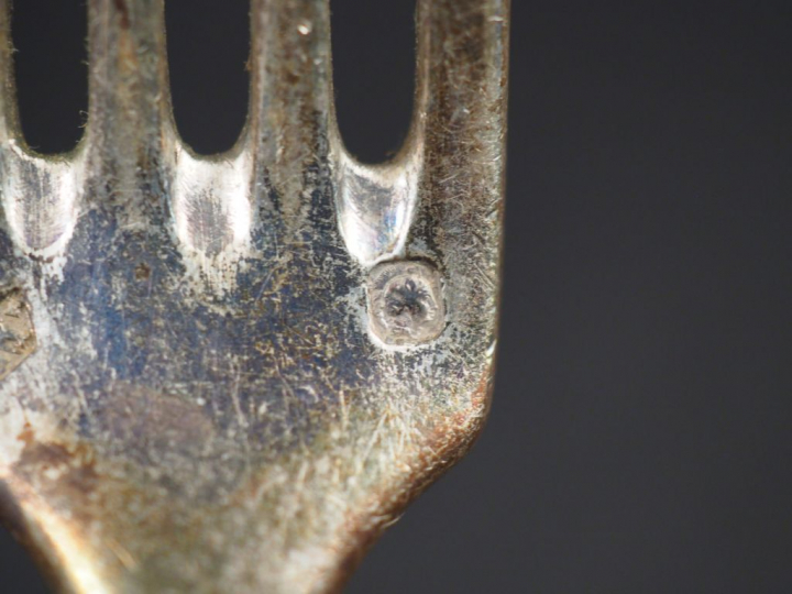 Ensemble comprenant : - un couvert d'enfant en argent, poinçon Minerve