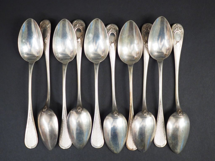 Suite de dix cuillères à dessert de style Louis XVI en argent, poinçon