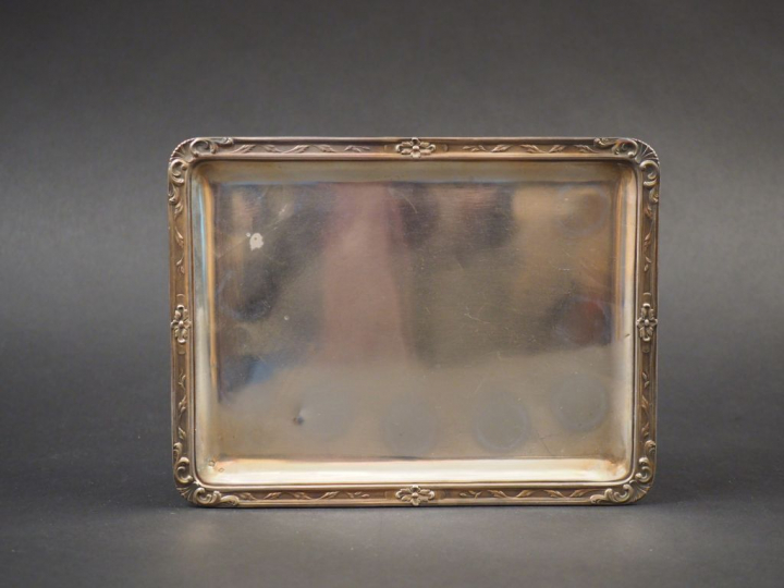 Petit plateau rectangulaire en argent, poinçon Minerve, à décor de rin
