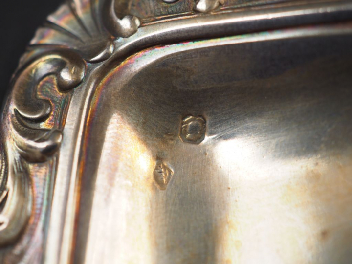 Petit plateau rectangulaire en argent, poinçon Minerve, à décor de rin