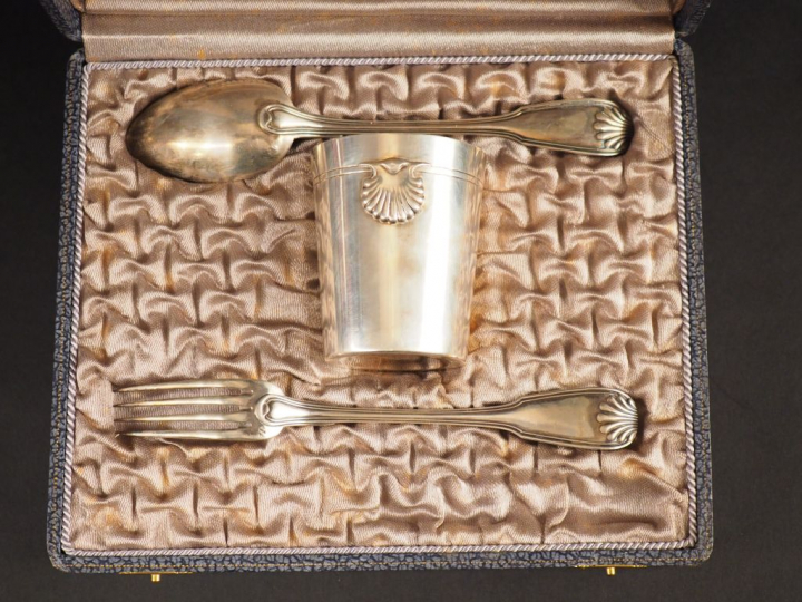 Couvert et timbale de naissance en argent, poinçon Minerve, modèle à d