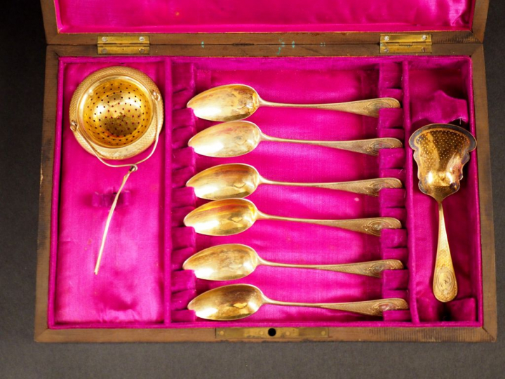 Partie de service à thé de style Louis XVI en vermeil, modèle à cartou