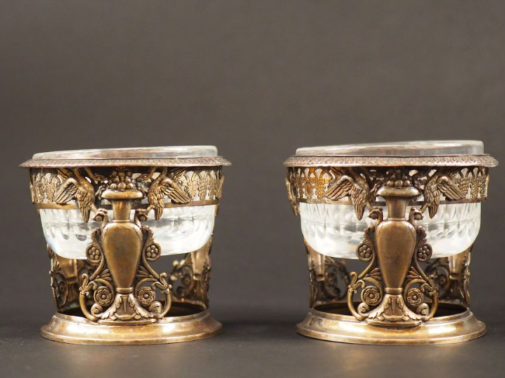 Paire de salerons en argent et cristal, à décor de rinceaux, pampres e