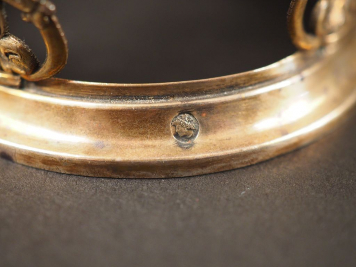 Paire de salerons en argent et cristal, à décor de rinceaux, pampres e