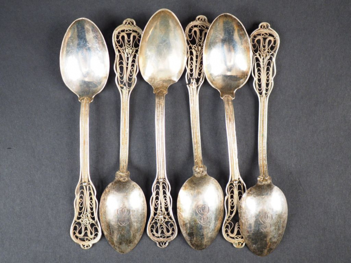 Suite de six cuillères à dessert en argent, spatule ajourée à décor de