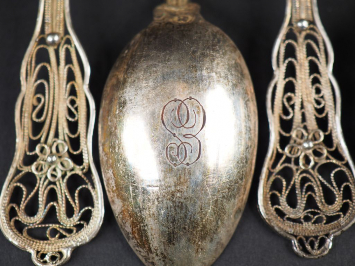 Suite de six cuillères à dessert en argent, spatule ajourée à décor de