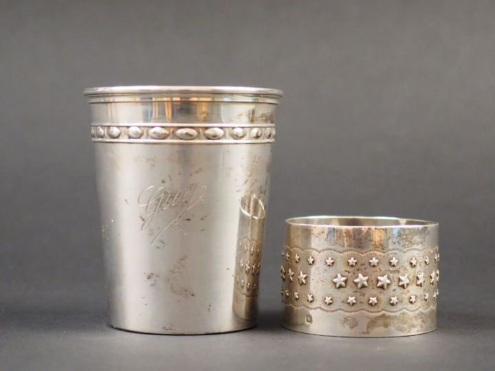 Timbale en argent, poinçon Minerve, à décor d'une frise.  Marquée Guy.