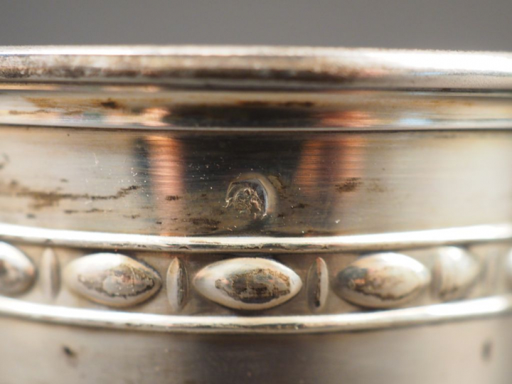 Timbale en argent, poinçon Minerve, à décor d'une frise.  Marquée Guy.