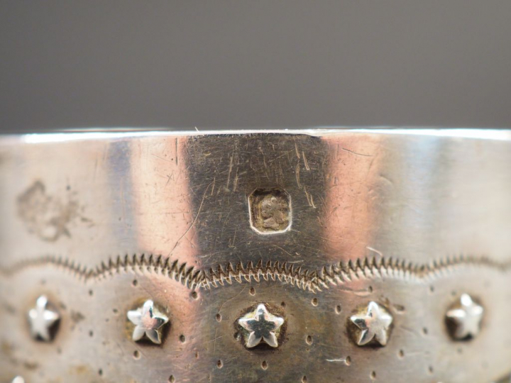 Timbale en argent, poinçon Minerve, à décor d'une frise.  Marquée Guy.