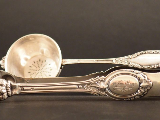 Ensemble comprenant :  - une passette à thé de style Louis XVI en arge