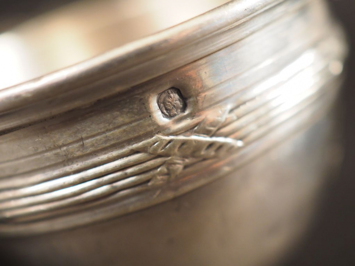 Ensemble comprenant :  - une passette à thé de style Louis XVI en arge